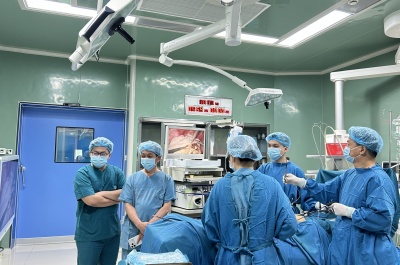 phẫu thuật thành công khối u buồng trứng lớn gần bằng thai 8 tháng.